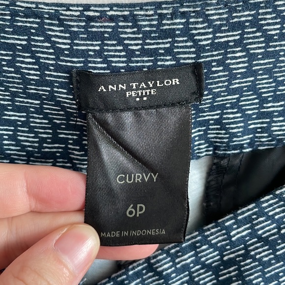 Ann Taylor Mid Rise Signature Straight Leg Printed Blue Stretch Cropped Pant - Picture 4 of 5